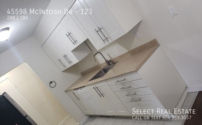 Building Photo - 45598 McIntosh Dr
