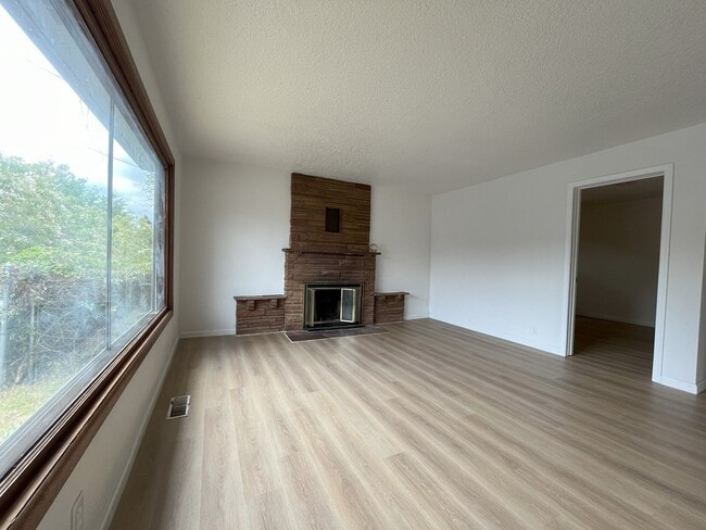 Building Photo - Renovated 3-Bedroom Home with Modern Kitch...