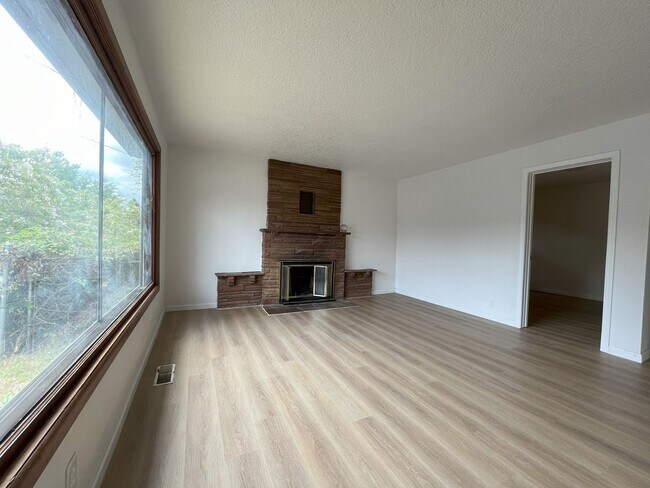 Foto del edificio - Renovated 3-Bedroom Home with Modern Kitch...