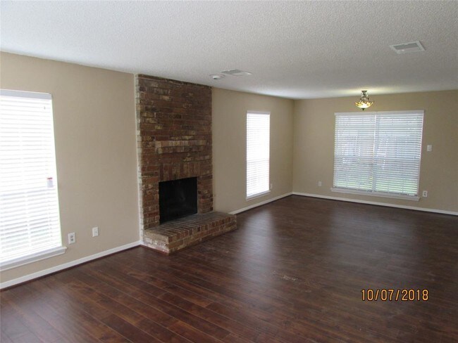 Foto del edificio - 3143 Sleepy Hollow Dr