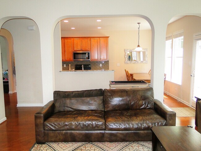 Foto del edificio - Updated 3 Bedroom, 2.5 Bathroom Home w/ 2 Car Garage in SW Durham/Southpoint!  Pets Negotiable