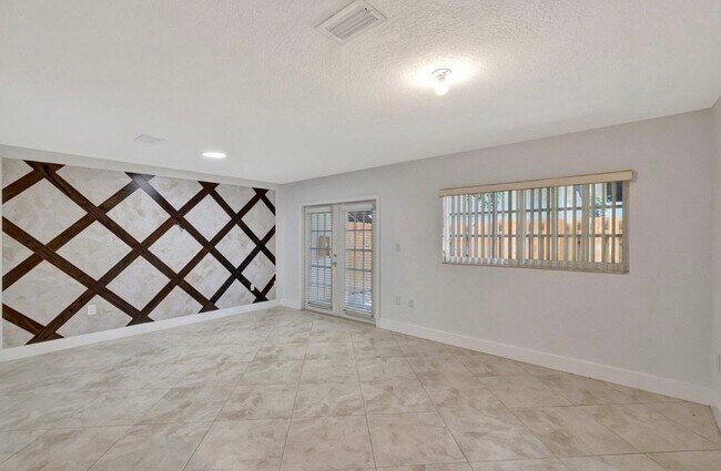 Foto del edificio - 3055 Riverside Dr