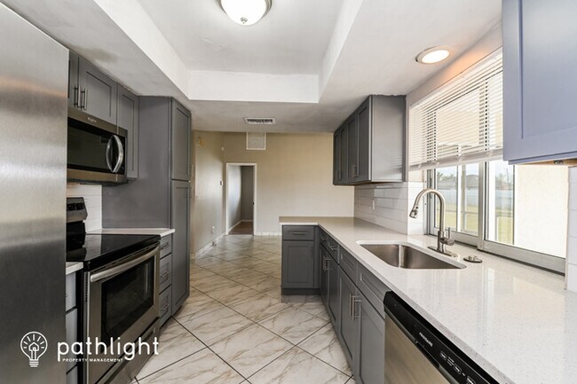 Foto del edificio - 214 SE 7th St, Cape Coral, FL, 33990