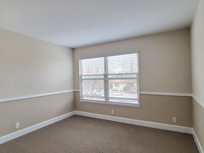 Building Photo - Spacious Townhome in Central Location, A/C...