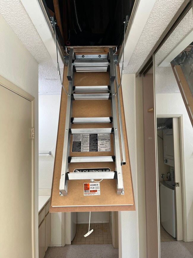 Storage attic - 4050 Porte La Paz