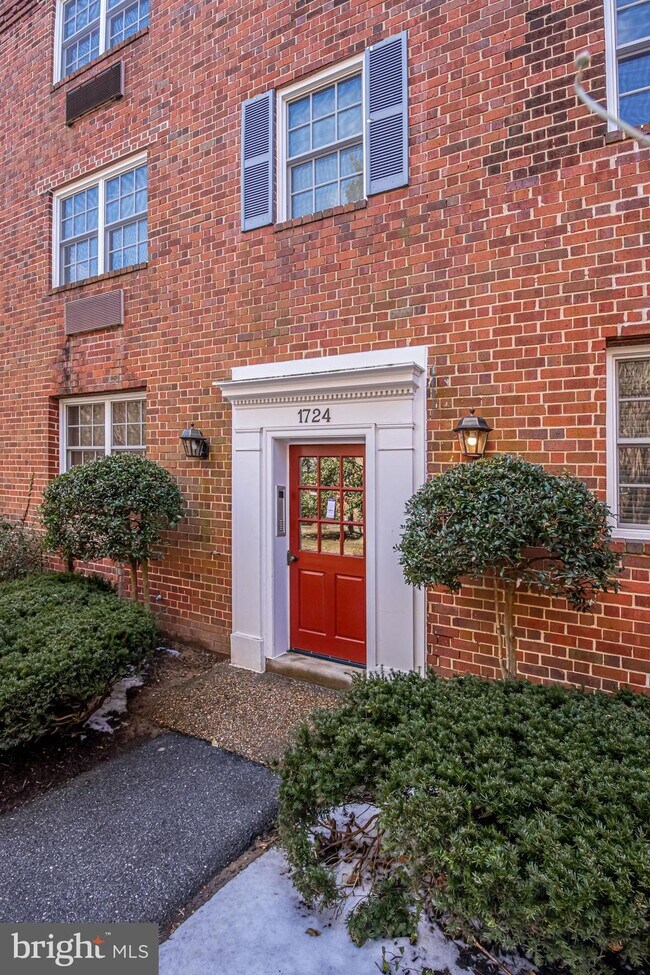 Building Photo - 1724 W Abingdon Dr