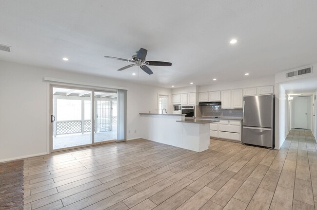 Foto del edificio - 5-Bedroom Tempe Home with Private Pool & Turf Yard Near ASU