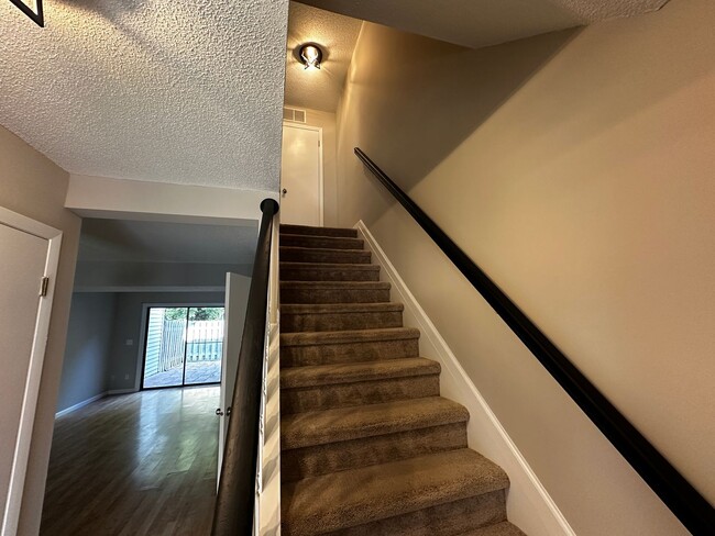 Foto del edificio - Convenient Townhome just off Lawndale Dr i...