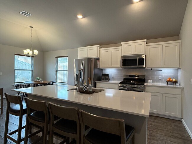 Foto del edificio - ***JUNE SPECIAL 50% OFF FIRST MONTH'S RENT...