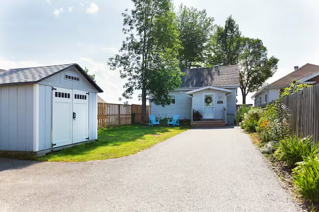 Building Photo - 713 Lakeshore Dr