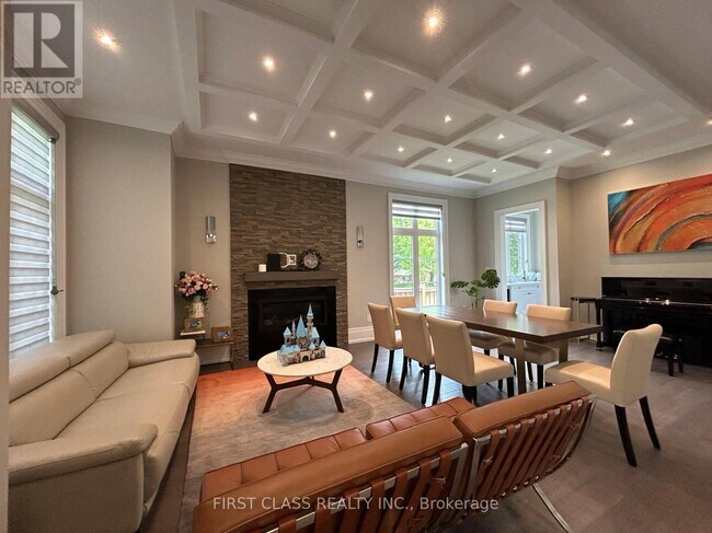 Photo du bâtiment - 2194 Elmhurst Ave