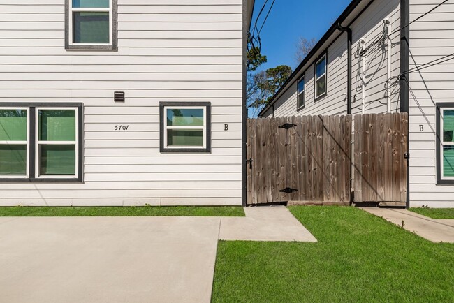 Building Photo - Charming 3-Bedroom Home with Fenced Yard a...