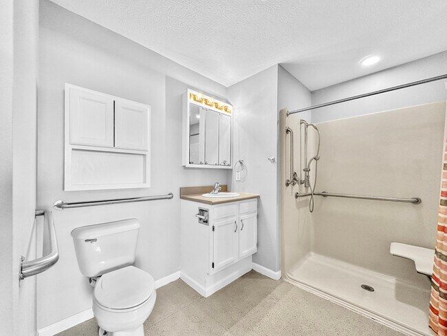 Building Photo - Beautiful 2 Beds 1.5 Bath Villa