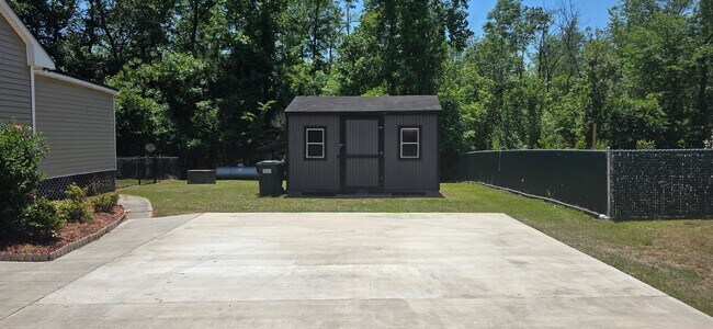 Building Photo - Nice Home with Many Amenities