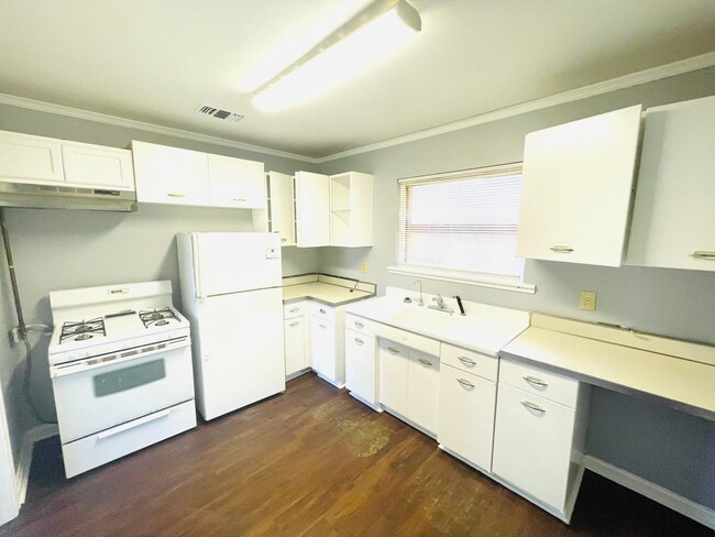 Building Photo - ** 3 Bed 1 Bath Located in Montgomery Heig...