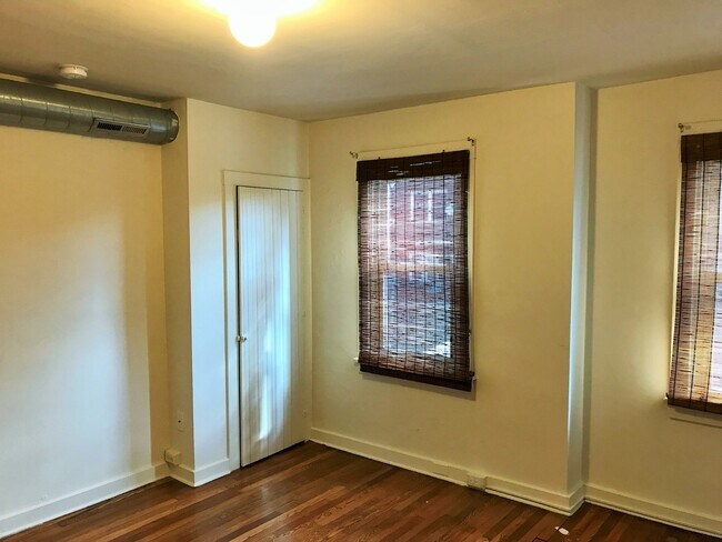 Foto del edificio - VERY NICELY DONE OAKLAND HOUSE AVAILABLE AUGUST 2026!