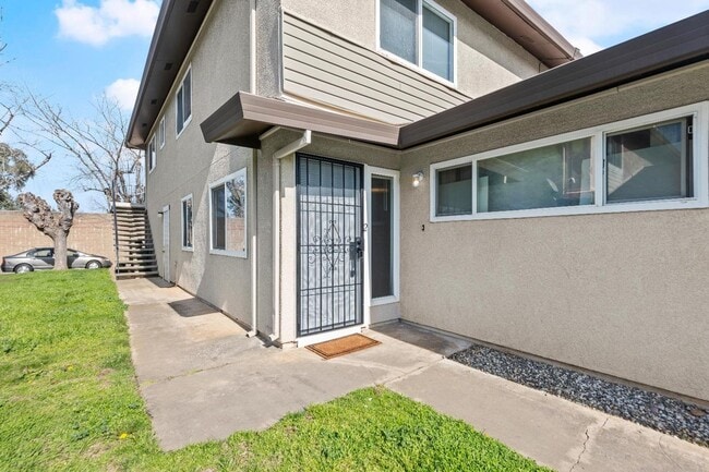 Foto del edificio - Remodeled 2 Bedroom Condo with Garage