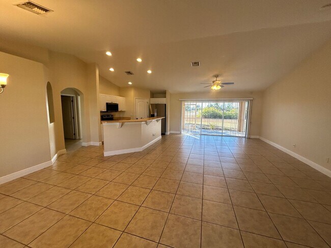 Foto del edificio - 1900 Kismet Pkwy W