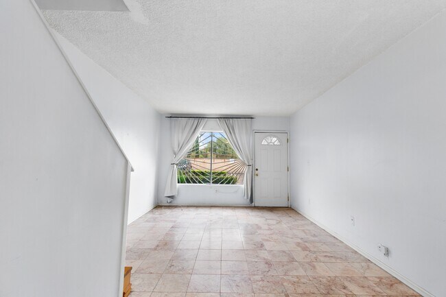 Living Room - 11005 Kittridge St