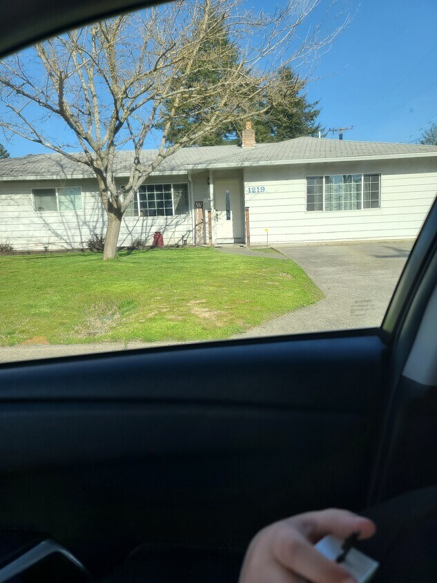 1219 SW Oak St, Grants Pass, OR 97526 House Rental in Grants Pass, OR