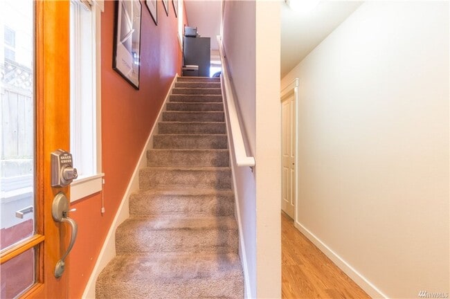Building Photo - 3 bd 3 bath townhouse close to SPU