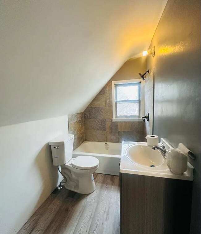 Building Photo - Spacious 3-Bedroom Home