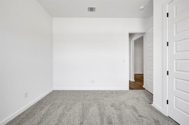 Foto del edificio - 394 Bishop Wood Rd