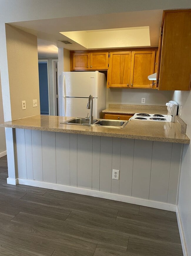 Building Photo - Lovely 2 Bedroom 1  Bath with Fireplace!