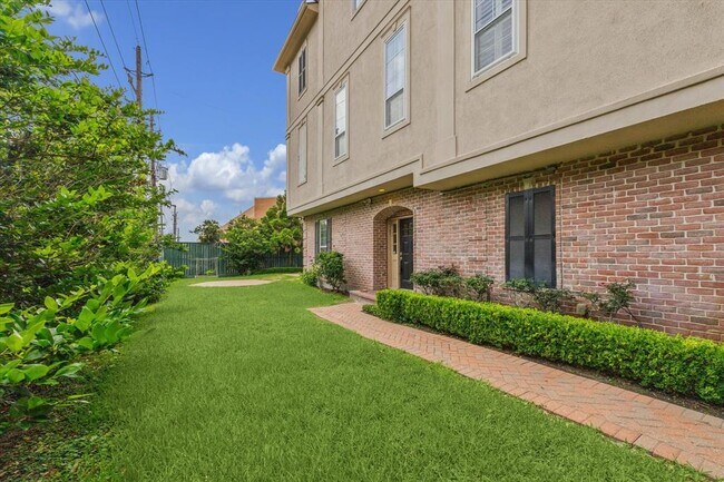 Building Photo - 2943 Brompton Square Dr