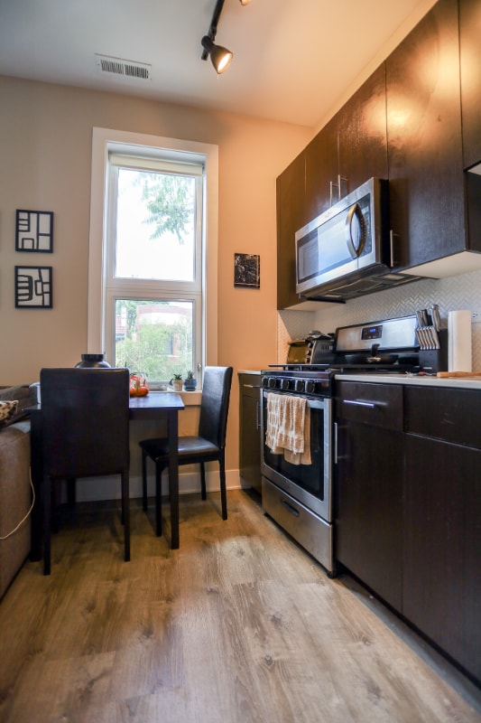 Photo - 933 W Belle Plaine Ave Apartment