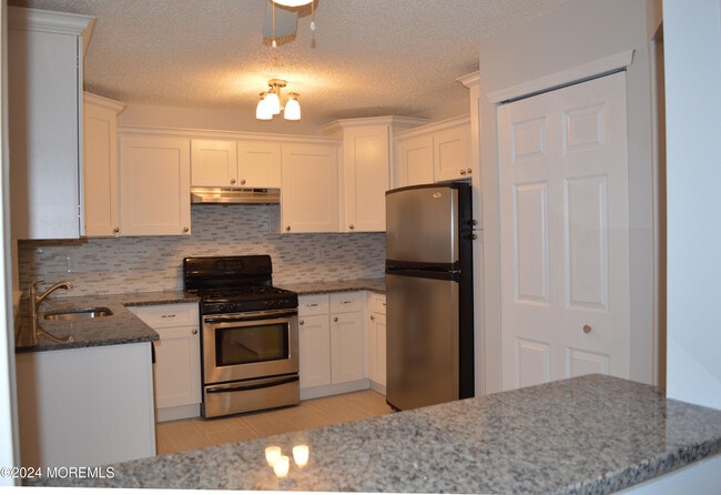 Building Photo - 126 Tulip Ln