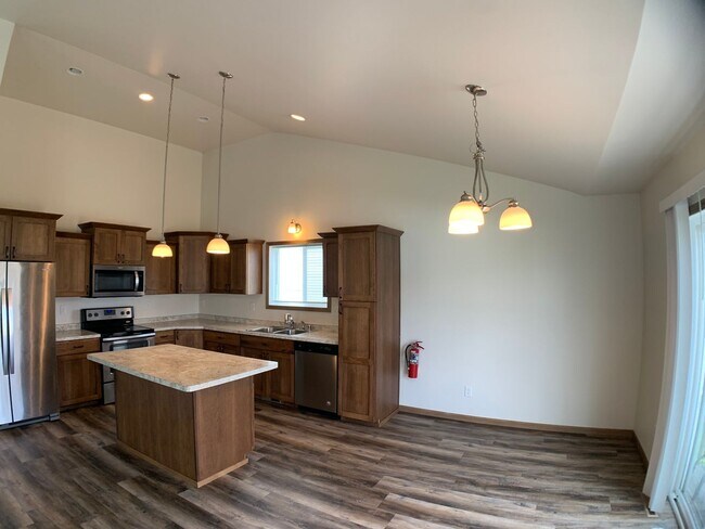 Building Photo - 3 Bed 3 Bath Single Family Home