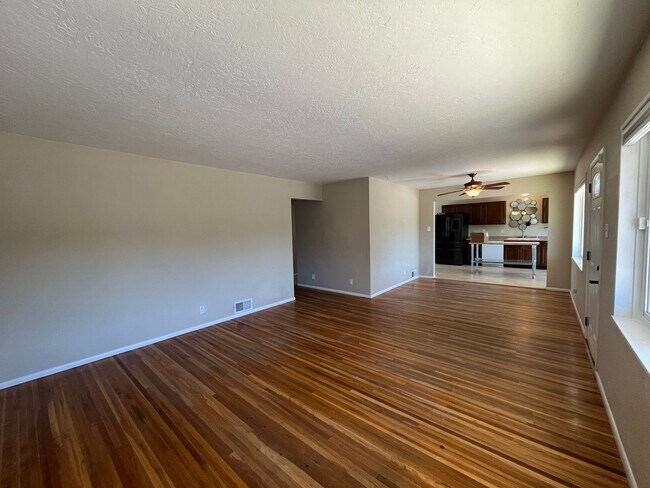 Foto del edificio - Charming 3 Bedroom 2 Bathroom Home In The NE!