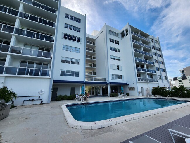 Building Photo - 9381 E Bay Harbor Dr