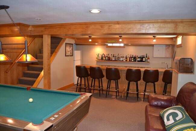 Basement w Pool Table & Bar - 6716 S 17th St