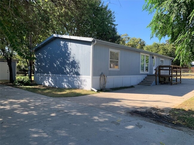 Building Photo - 1412 Sheri Ln S