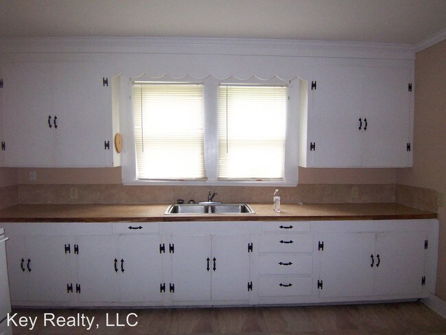 Building Photo - 922 College Dr