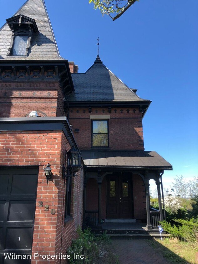 Primary Photo - 2 br, 1 bath House - 220 Maple St.