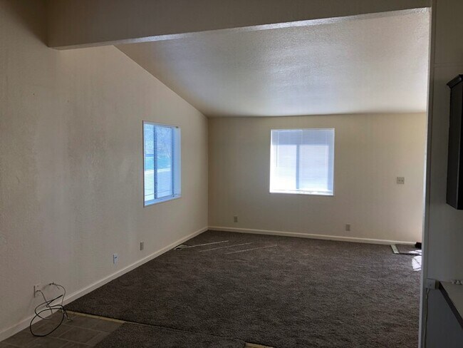 Foto del edificio - Riverbank Nice 2 Bedroom Home