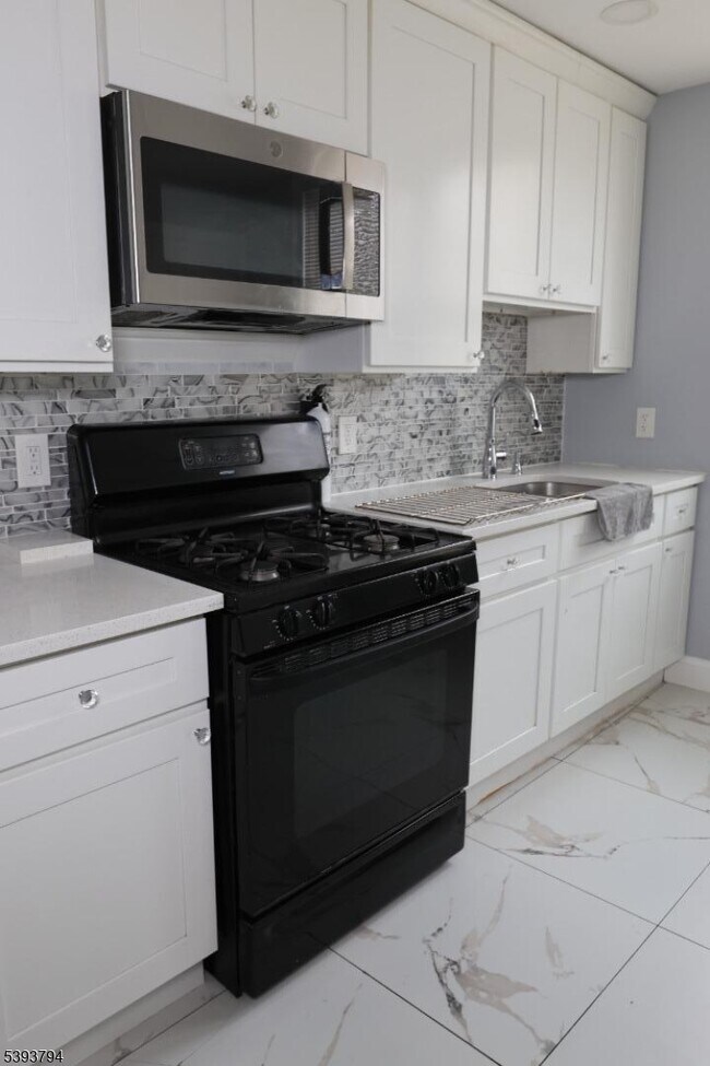 Foto del edificio - 140 Wakeman Ave