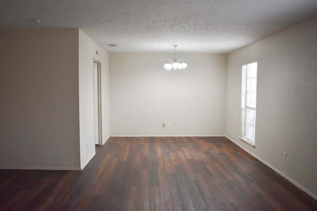 Building Photo - 828 Wood Glen