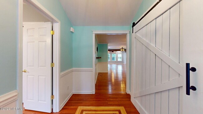 Foto del edificio - 221 Salty Shores Rd