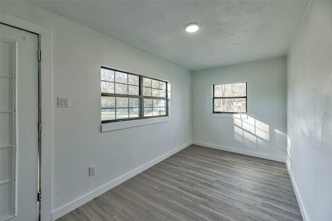 Foto del edificio - 323 Park Ln