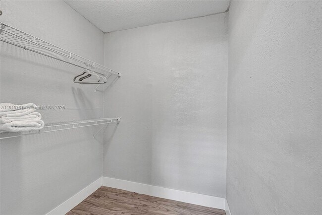 Foto del edificio - 1324 NE 151st St