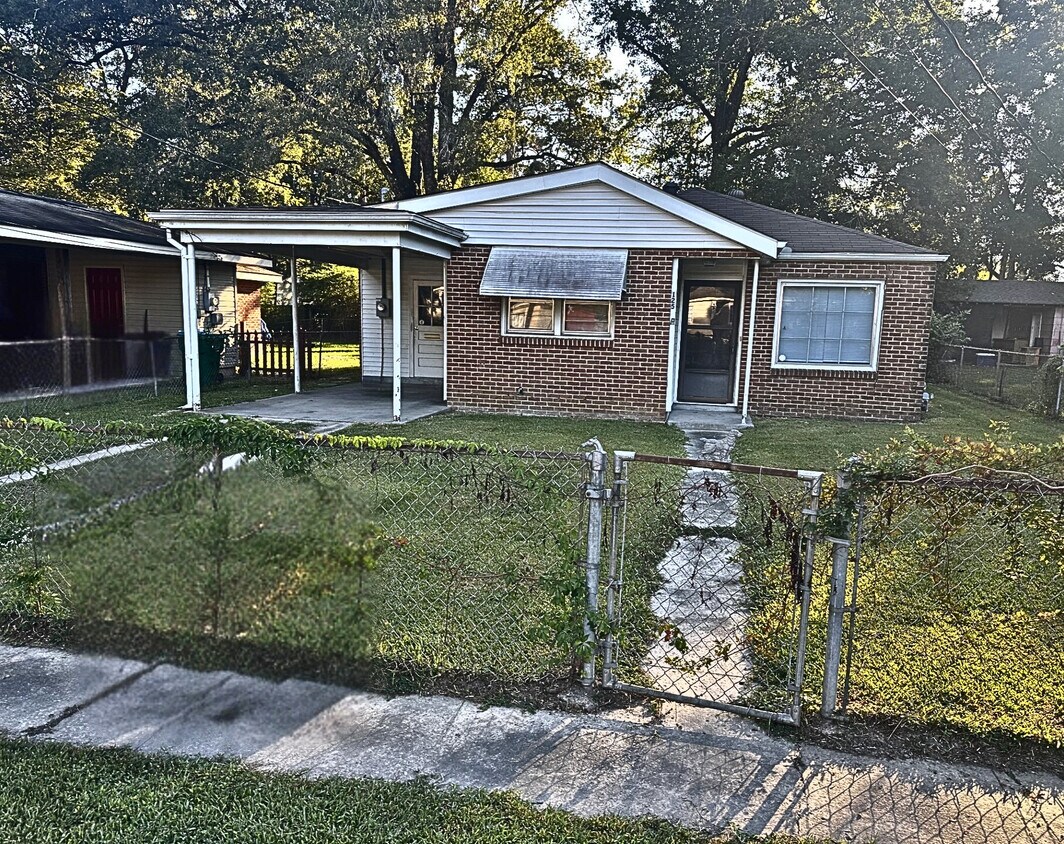 Foto principal - 125 Rosewood Dr