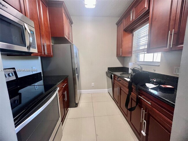 Foto del edificio - 660 Cypress Club Way