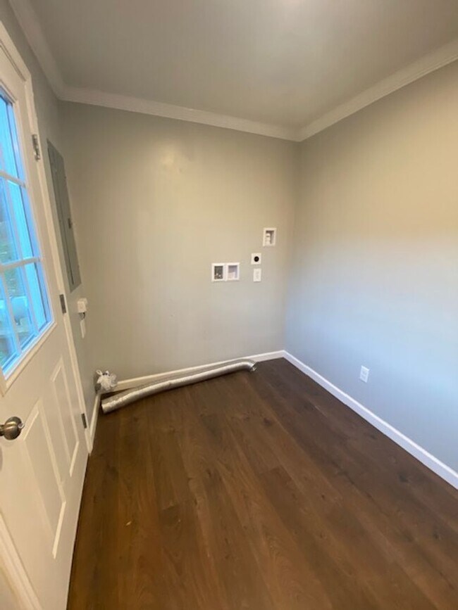 Foto del edificio - 1 bedroom basement rental