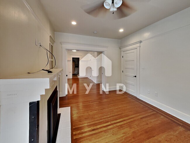 Building Photo - 827 14th St Apt B