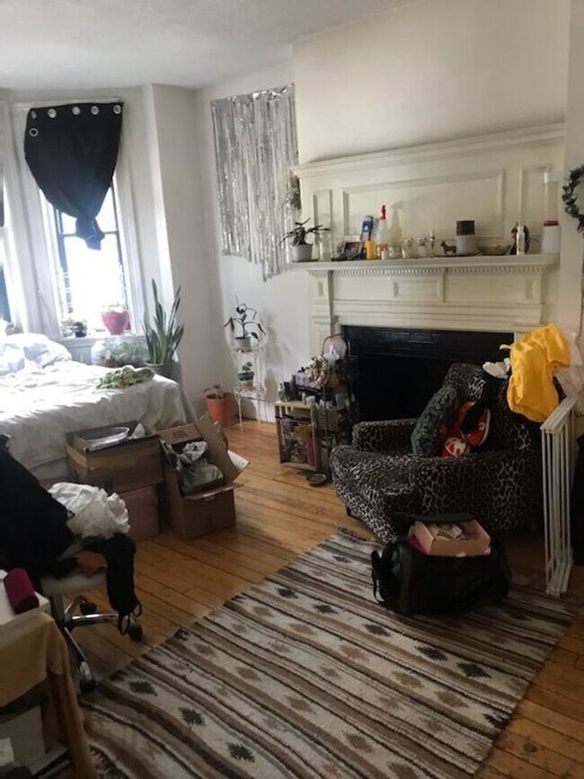 Building Photo - Huge 4 bed in Allston