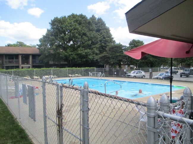 Building Photo - 572 Somerset Ln
